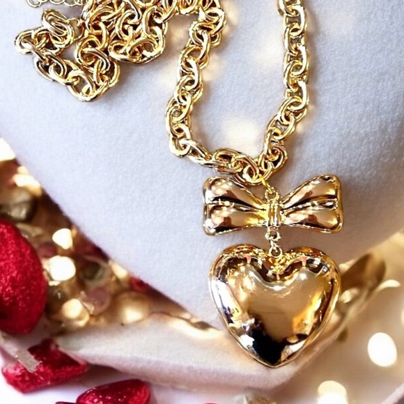 Chunky Golden toned puffed heart pendant necklace - Picture 4 of 16